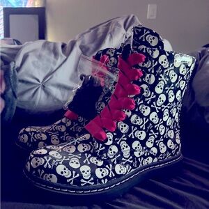 Super cute skull boots with 2 different color laces. Never worn!
